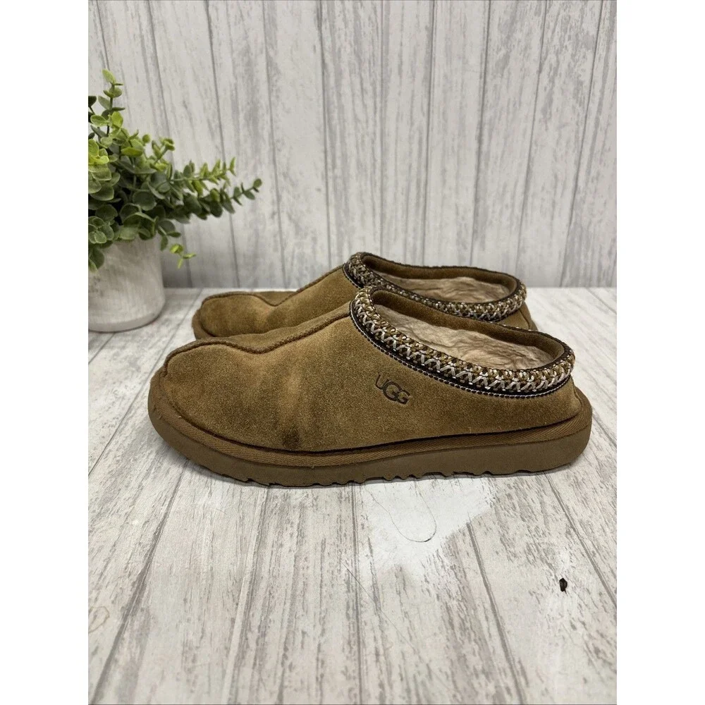 Youth Size 5 (women’s 7) Ugg Tasmin Well Worn